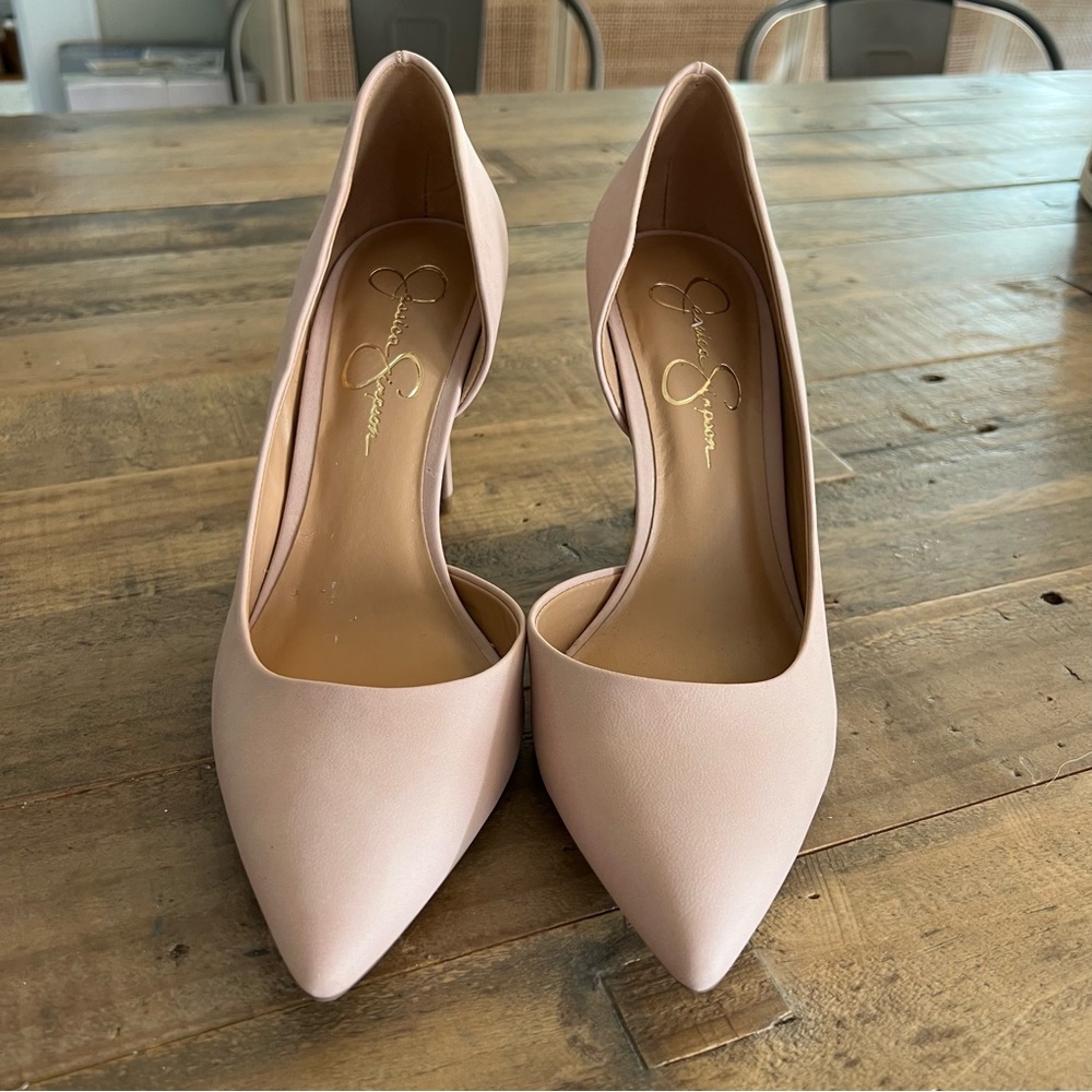 Size 8 1/2, blush colored pumps. Never worn.